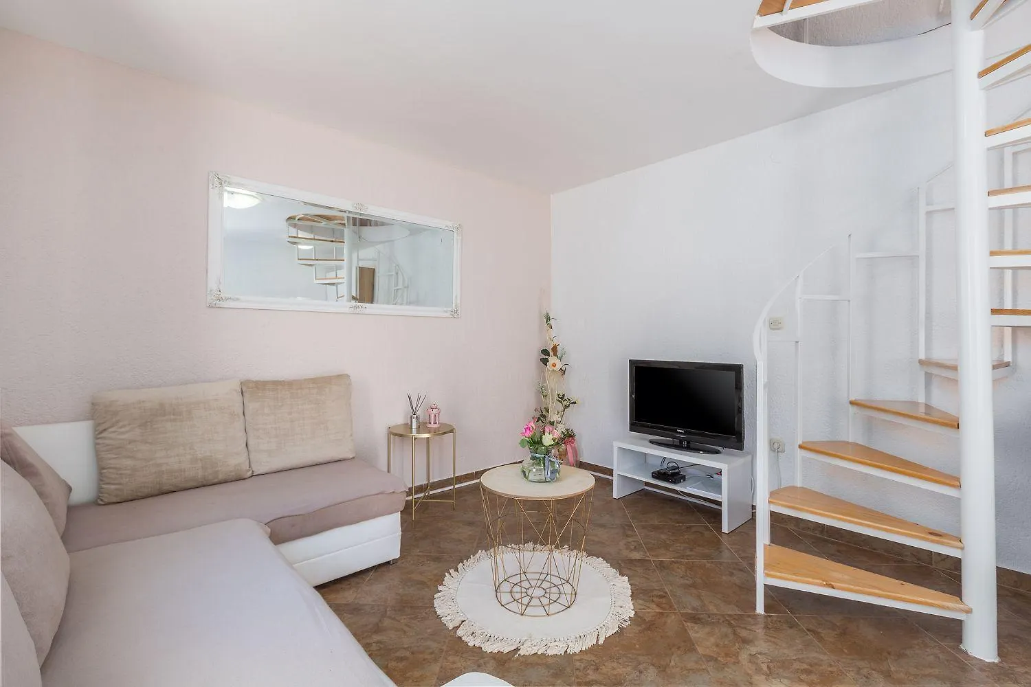 Besonderes Apartment Mit Eigener Galerie Im Dachgeschoss - Nur Wenige Minuten Zum Strand Porec