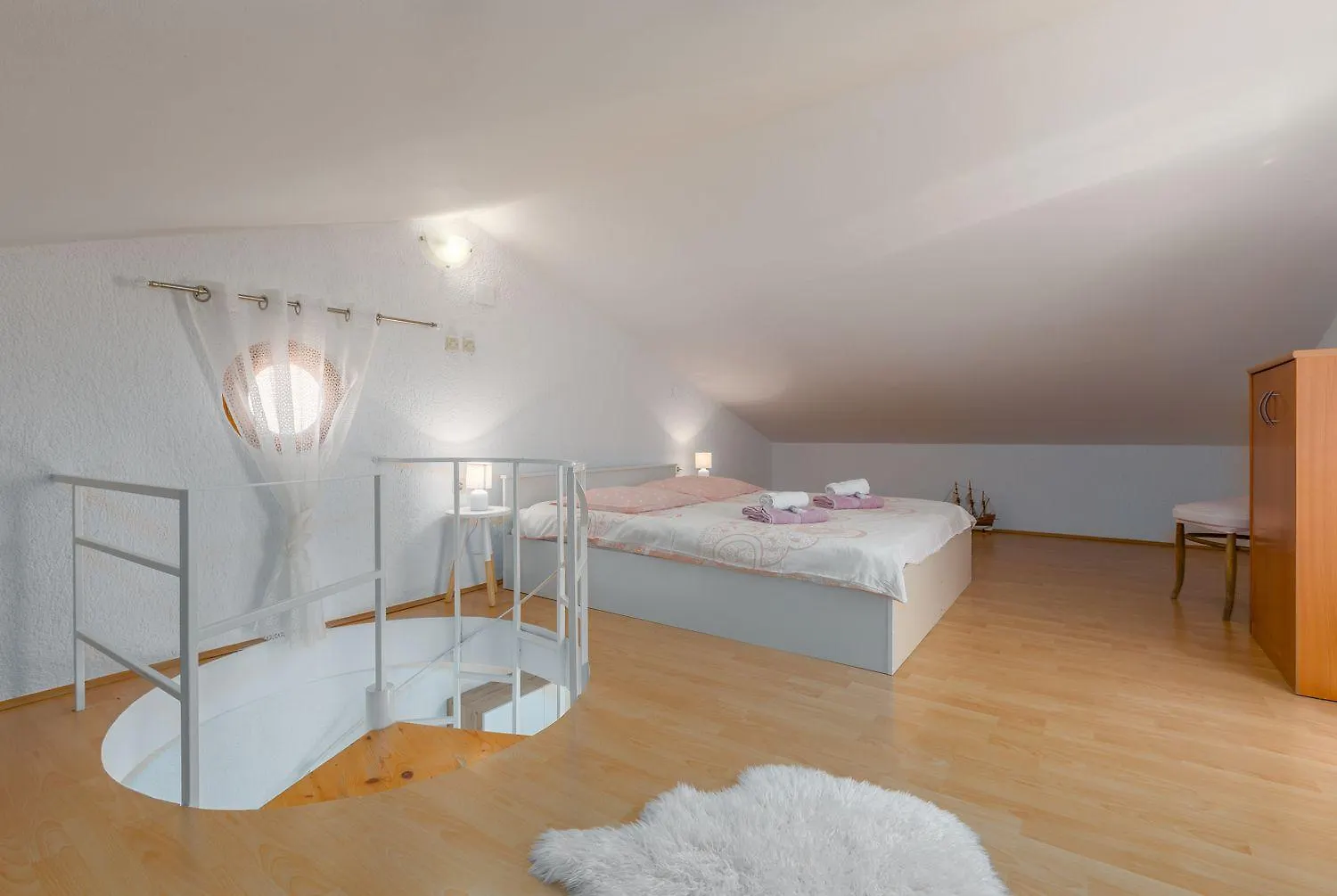Besonderes Apartment Mit Eigener Galerie Im Dachgeschoss - Nur Wenige Minuten Zum Strand Porec
